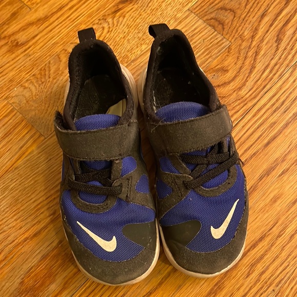 Nike sneakers with Velcro closure. - Picture 2 of 6